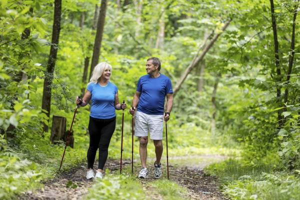 Senioren op een wandeling