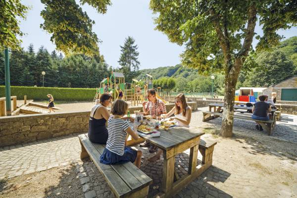 De speeltuin naast de Taverne